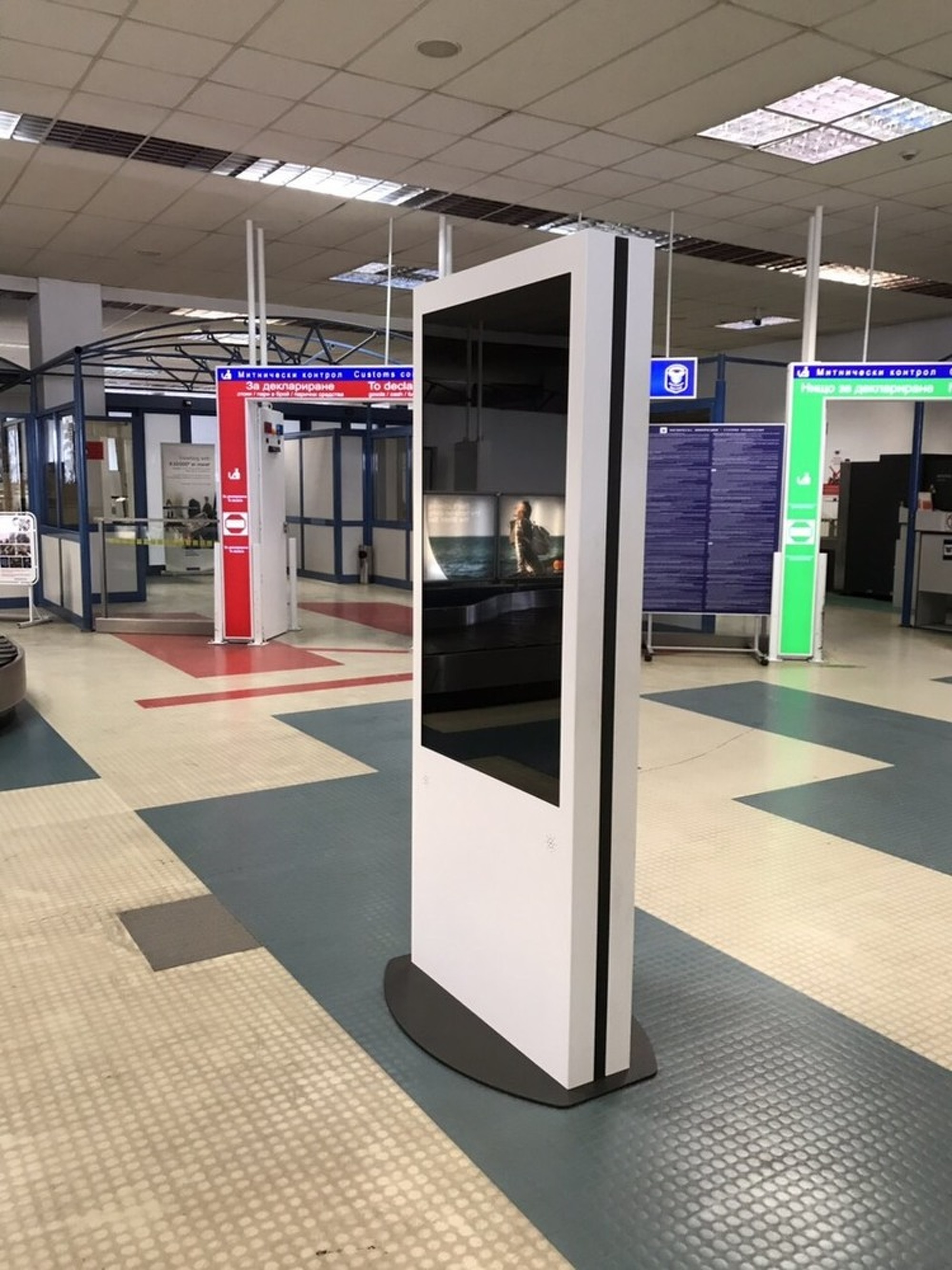 Digital Signage Stele am Internationalen Flughafen Sofia.